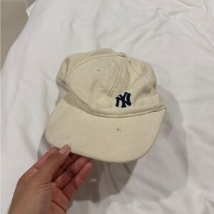 80’s/90’s Vintage Yankee’s Snapback 

Can be washed, but sourced like this!